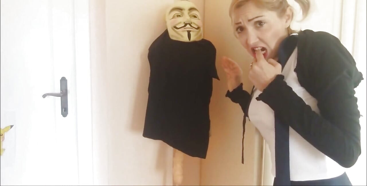 Săracul! Când s-a întors acasă a găsit ceva monstruos ca să o aștepte.. dar are un penis interesant și ea vrea să piardă