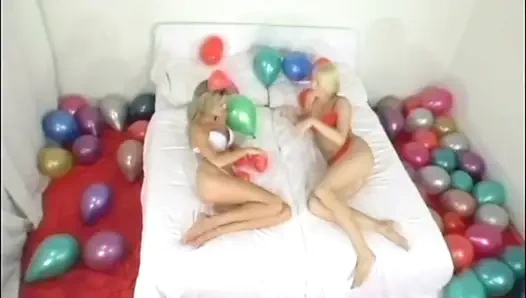 İki güzel genç sarışın yumuşak seks yapıyor