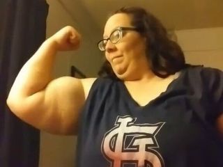 Femeie mare și frumoasă cu biceps 1