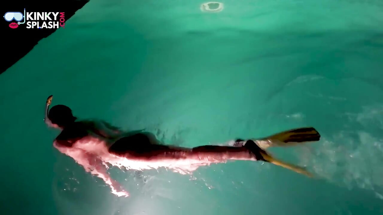 Nagi snorkel noc dziwka podwodna grać