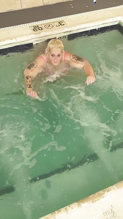 Davisdesires está na piscina assistindo sua buceta babando