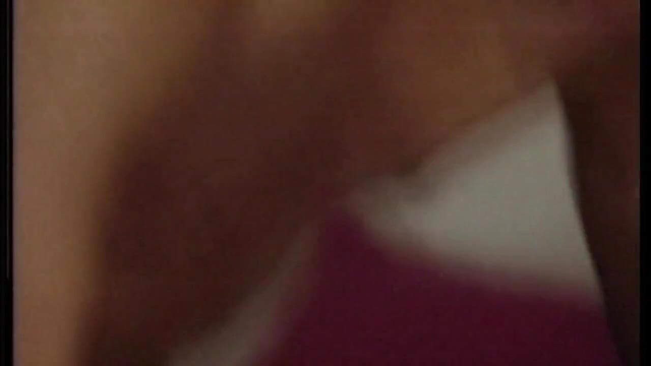 Azgın orta yaşlı seksi kadın patlamalı orgazm için damlayan amını parmaklıyor