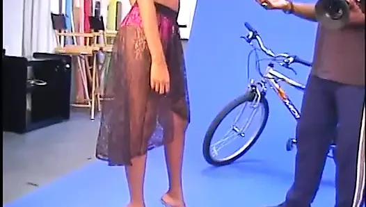 Şekilli vücutlu amcıklı siyah güzellik ilk fotoğraf çekiminde sikiliyor