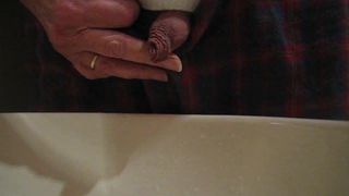 Si manja kecil saya melakukan kencing di bilik air sinki