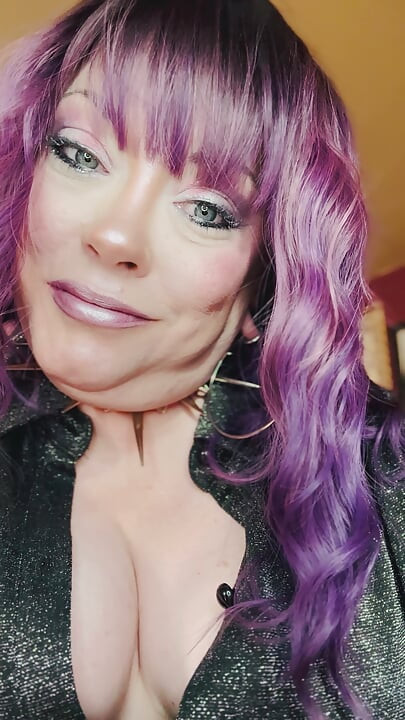 La gotica dai capelli viola Tina Snua fuma in primo piano - tosse fumo deriva OMI OME snap inala