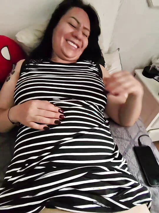 Xhamster'da canlı web kamerası şovunda ve vajinasıyla tıraşsız Riva bana muhteşem bir sakso çekiyor