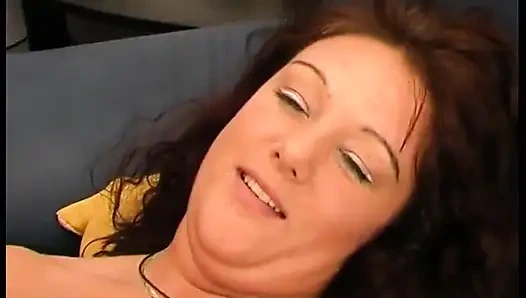 Klasik videoda esmer orta yaşlı seksi kadın yarak emiyor ve sert sikiliyor