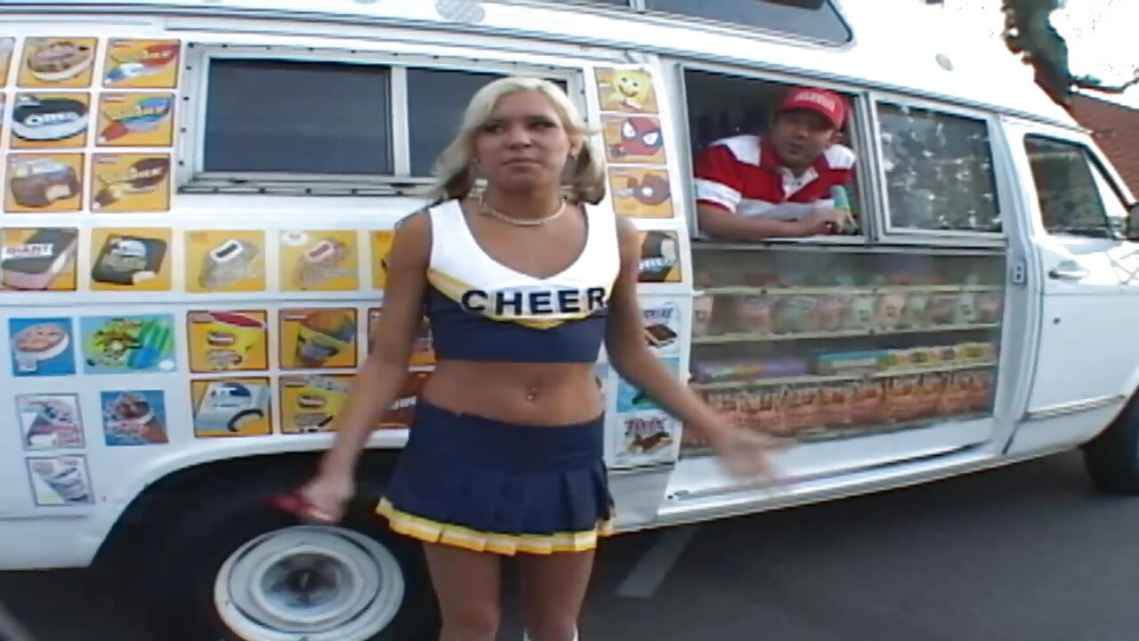 Lubang kongkek sedap awek muda menunggu terbuka luas untuk zakar besar mengepamnya