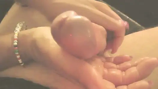 Спермоприемная шлюшка делает массаж члена и глотает сперму, отсасывая каждую последнюю каплю