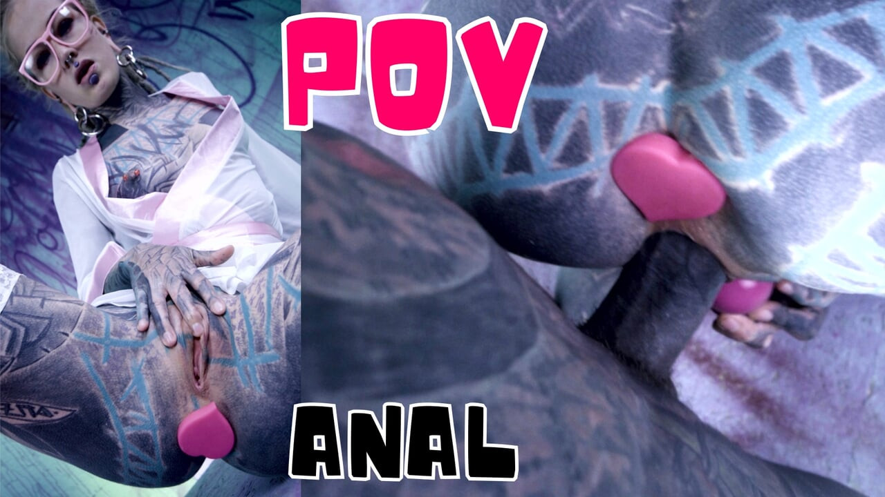 패션 안경을 쓰고 문신을 한 창녀의 문신 자지,  Buttplug, 그리고 DP, 얼싸