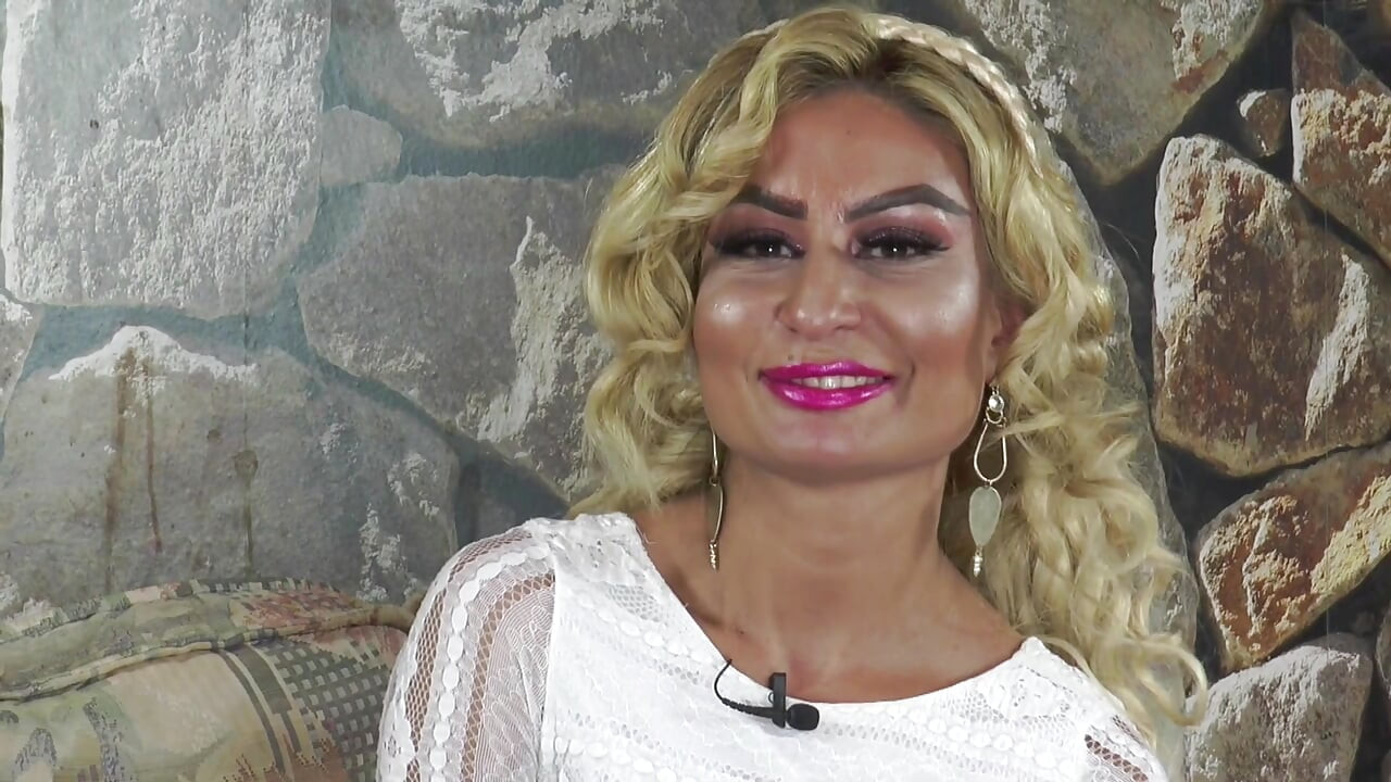 شقراء مثيرة في جوارب يتم رشها على وجهها