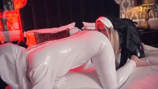 Sexy lesbische nonnen ficken sich gegenseitig