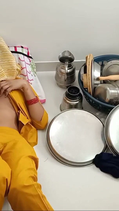 Bartan lelo bahut Shasta hai nahi to muze ake chodo | Clip 1