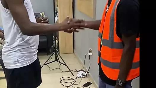 Bakımlı adam üç büyük yarak alıyor