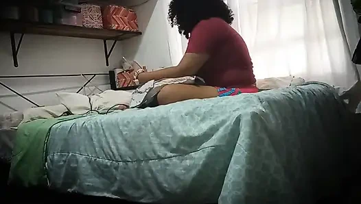 Я спрятала мобильный телефон в моей комнате, она очень горячая и имеет большую задницу, чтобы смотреть на нее