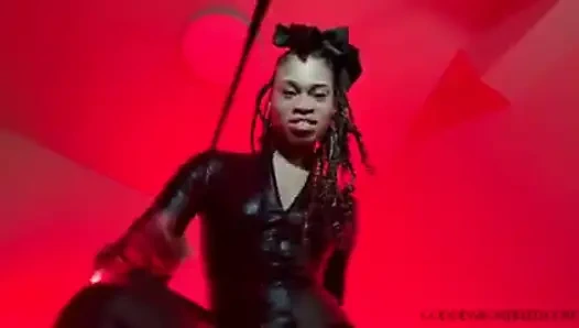 Бить свои яйца и ешь это - чернокожая богиня женского доминирования Rosie Reed, яиц и яиц и инструкция по поеданию спермы, доминирование в видео от первого лица - Стандартное определение