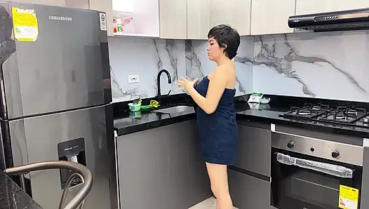 Aku pesan kiriman, tapi aku lebih suka dientot sama kurir pengantar barang, jadi aku minta cowok ini untuk ngentot memekku habis-habisan