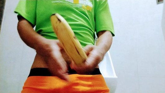 Desi fiú coc-t játszik Benanával