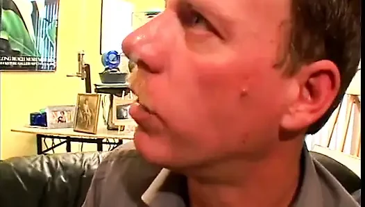Die wütende blondine Chantz fortune mit dicken möpsen macht den arsch des typen in brand und poliert ihn mit einem riesigen strap-on