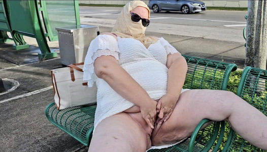 Jamdown26 - une MILF mature en hijab se masturbe avec un gros gode en public dans la nature à un arrêt de bus avec des voitures