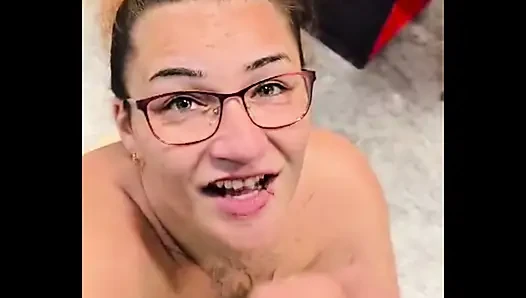 Im Möbelgeschäft spontaner Blowjob