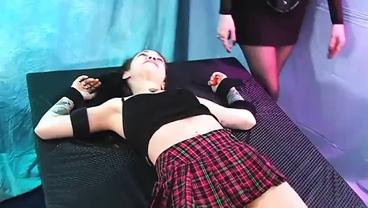 Balerina digelitik oleh domina skye - mantan balerina diikat ke papan menggelitik di mana domina skye menggelitik kaki dan perutnya!
