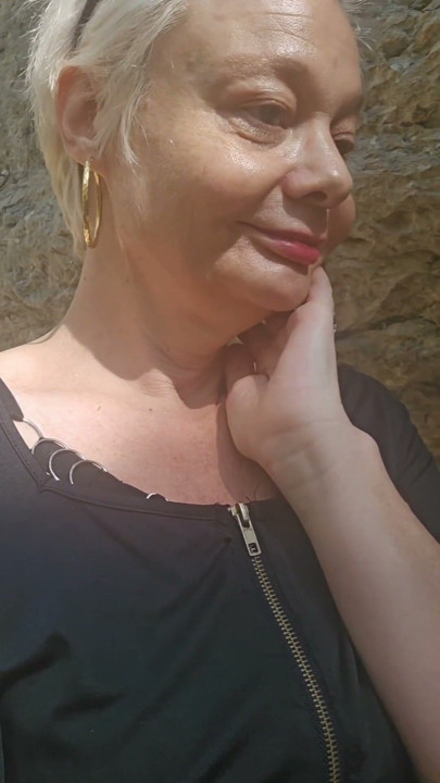 Η Sophie Milf περπατά στο δάσος ψάχνοντας για έναν καλό πούτσο για να γαμήσει το μουνί της | Κλιπ 1