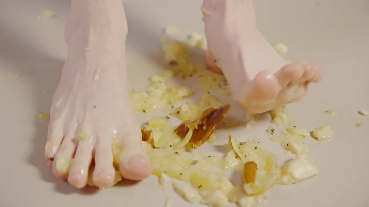 Zdrobire De Fructe Desculță Și Lins De Picioare