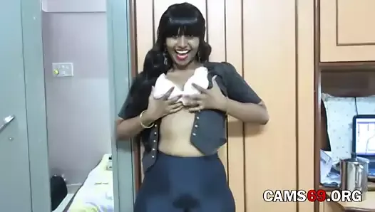 Indian Woman Took off her Clothes on Webcam