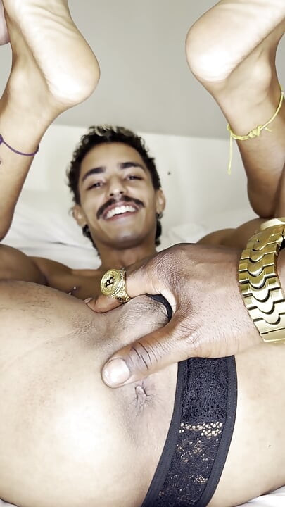 Yaşlı adam genç minik twink'i sikiyor