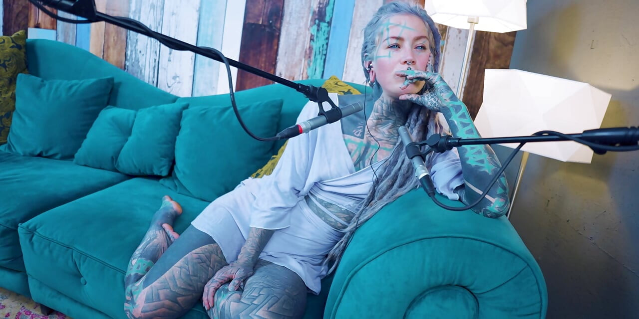 Hablo de N - necesario - podcast de ASMR sfw hablando gótica flaca chica dreadlocks tatuada modelo chica tatuada