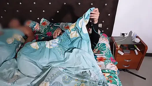 Stiefmutters geheimer creampie-komfort im bett bei ehemann