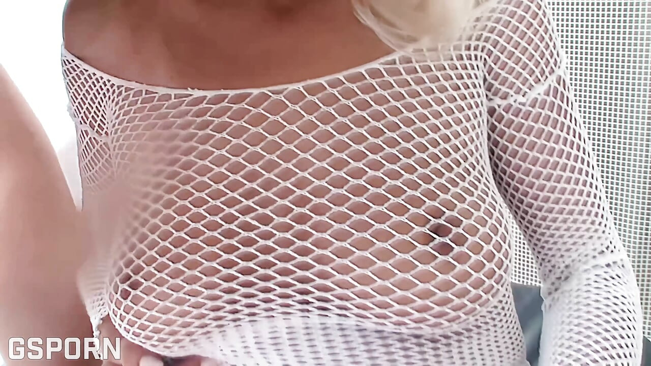 빠르고 하드한 애널 섹스로 후장을 벌리고 있는 섹시한 금발 밀프