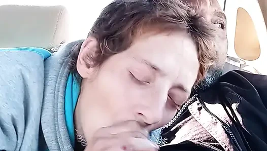 Edepsiz sokak fahişesi kahvaltıda dölümü içiyor. MİLF