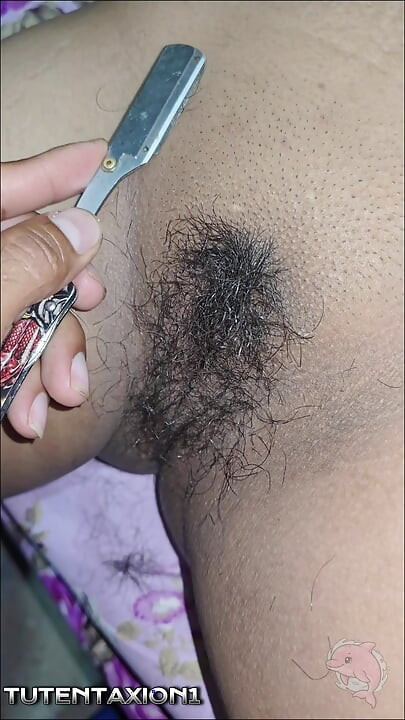 Mencukur memek berbulu lebat kakak ipar yang seksi