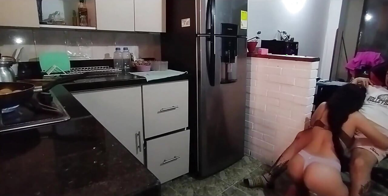 Eu me masturbei olhando para ela como ela estava vestida e ela não podia suportar chupar meu pau inteiro