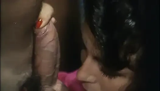 Drei sexy küken nehmen es mit harten schwänzen auf