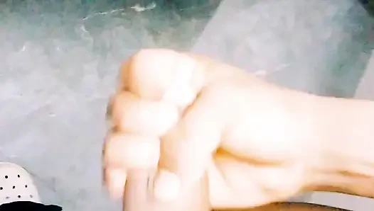 Genç oğlan sexey vücut ve seks yapıyor.elle muamele