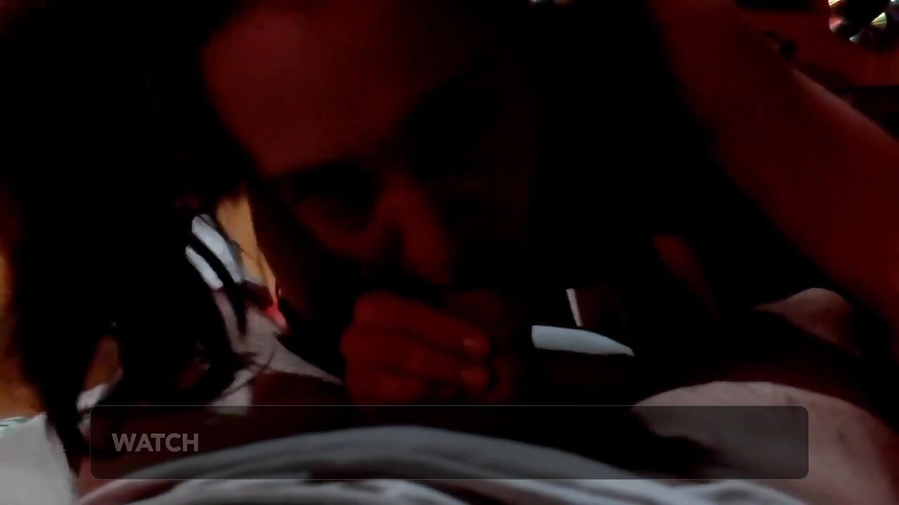 Sie lutscht es wie verrückt mit einem anderen schwanz in ihrem arsch