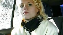 Blonde tiener uit Duitsland vult een kaars in haar strakke kut