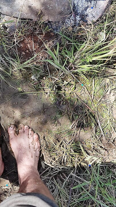 Barefoot Trough The River. May 2026.