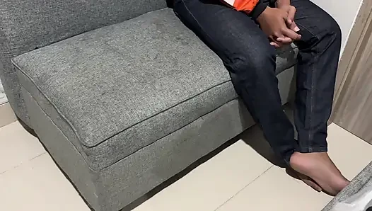Kurye üvey erkek kardeşini birlikte içmeye davet edin