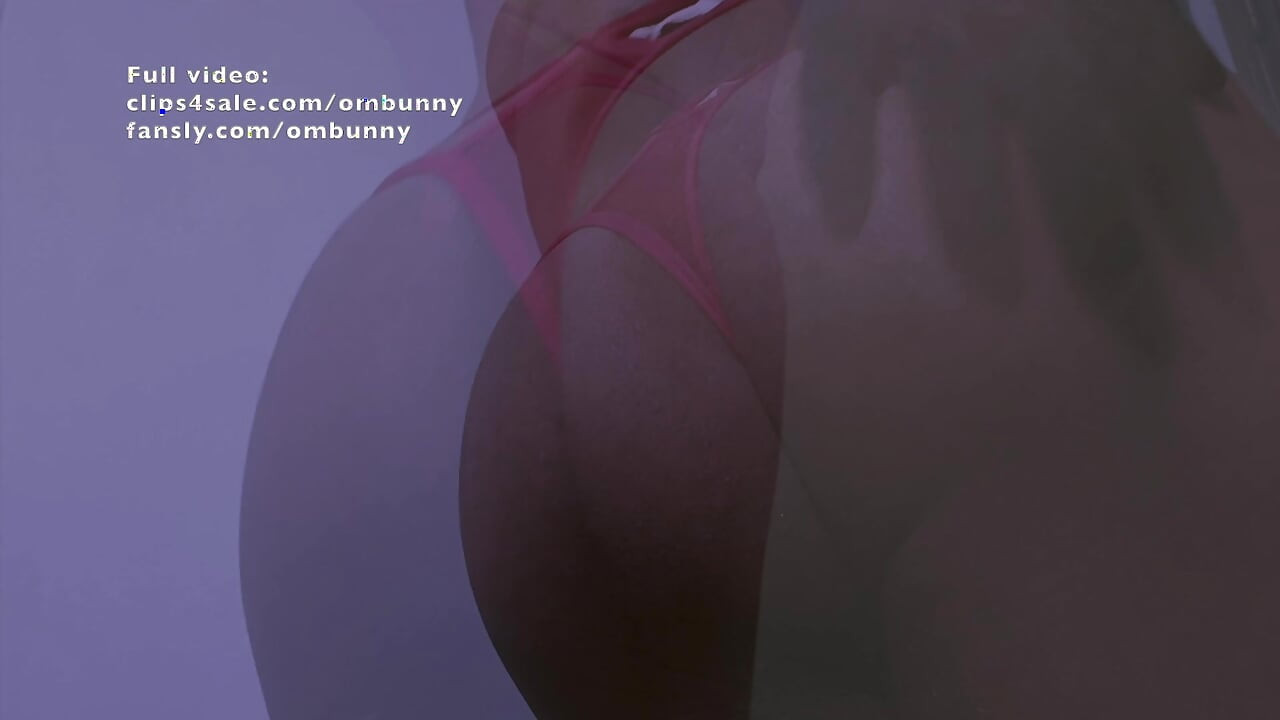 屁股崇拜娘娘腔Goon穿着红色丁字裤和丝绸手套