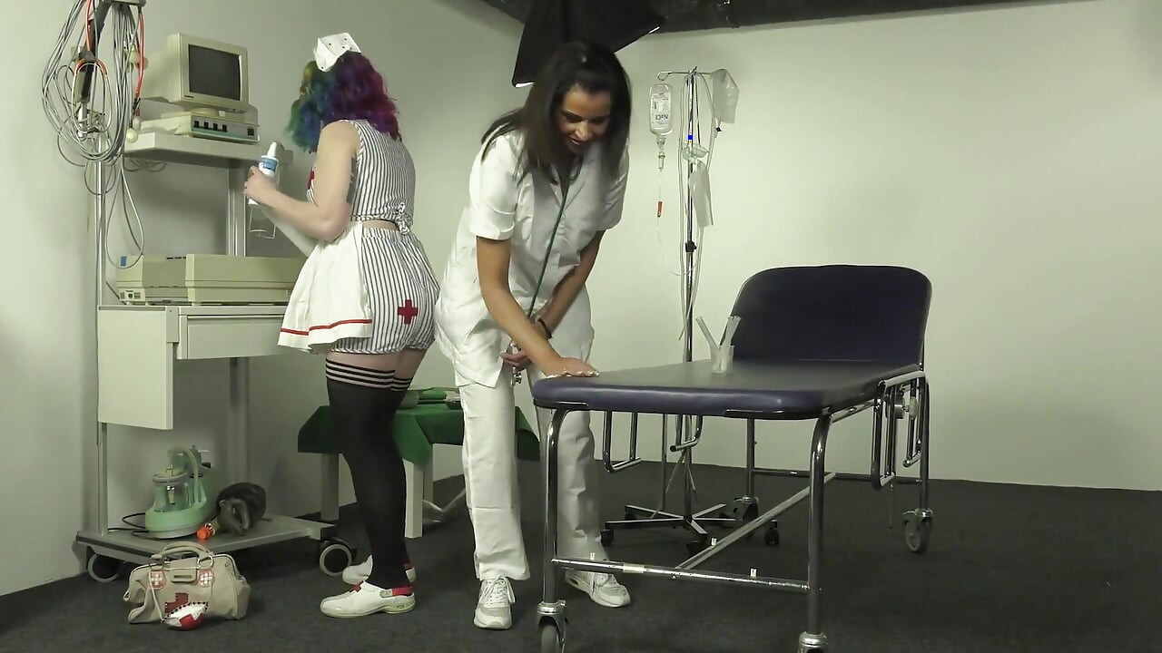 Gostosa é fodida fundo depois de engasgos com paus longos e duros