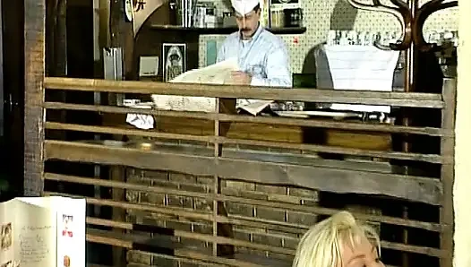 Zwei heiße deutsche schlampen ficken gleichzeitig in verschiedenen teilen des pubs