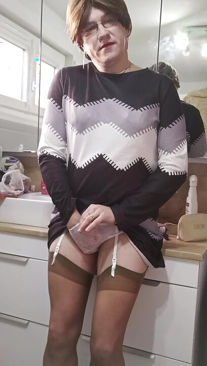 Patty crossdresser pere prste i zube u maloj rupici ljubavi