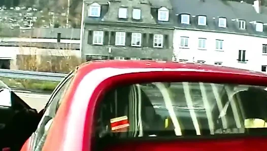 Sarışın yarak emiyor ve sonra ıslak amını parmaklıyor