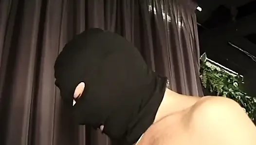 Kıllı orta yaşlı seksi kadın yatakta derinden parmaklanıyor ve genişliyor