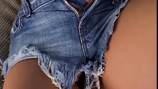 Cewek sange rambut cokelat lagi asik fingering dan ngentot di seks threesome hot
