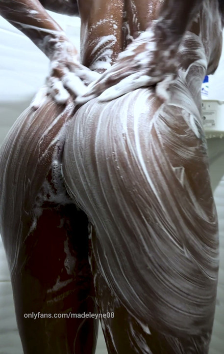 Madeleyne08 beim Duschen mit viel Shampoo